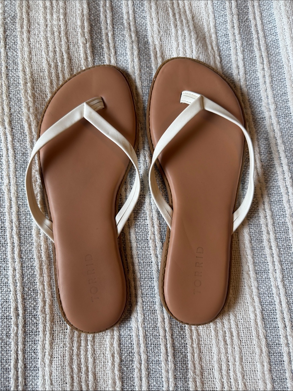 Torrid 9WW White Strap Brown Footbed Thong Sandals